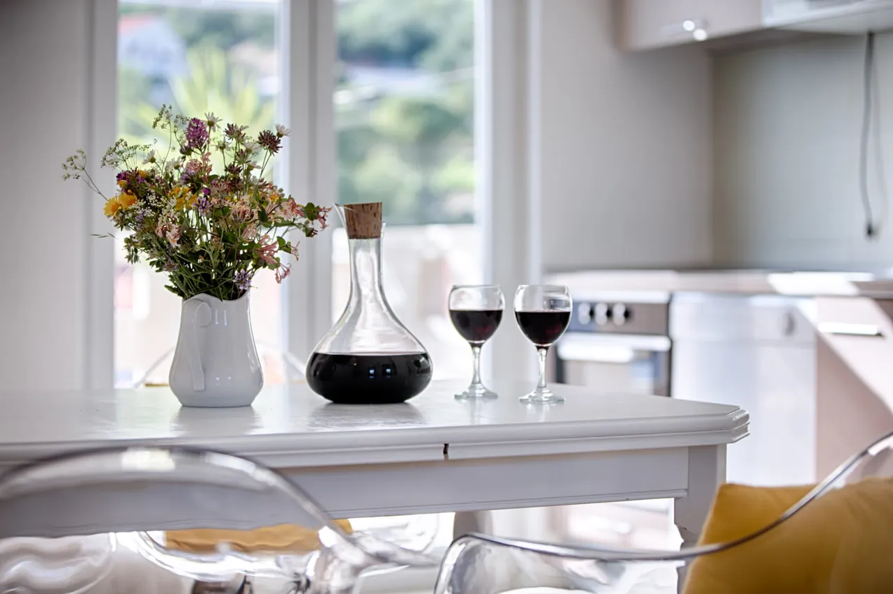 Flowers, a jug of red wine and two glasses, Nono Andre apartment, Komiža
