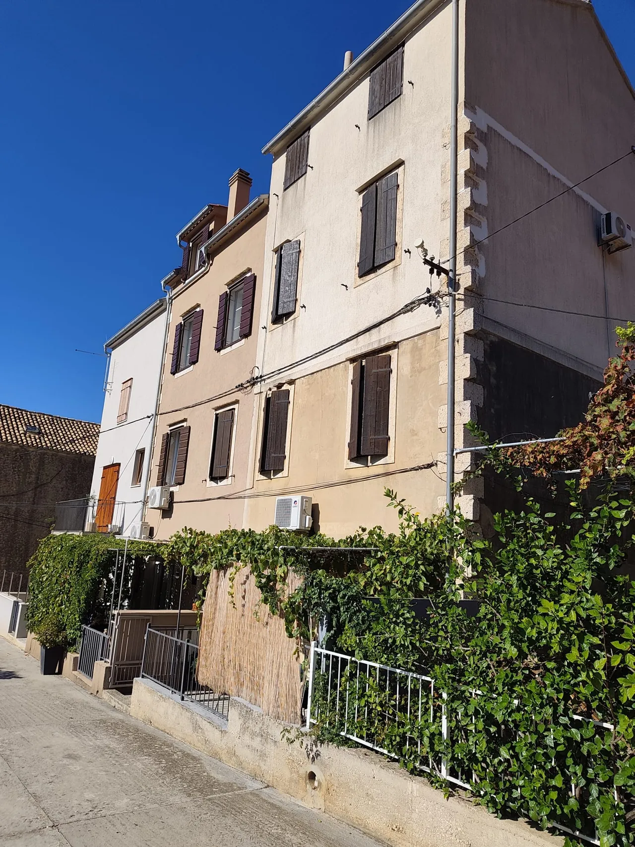 Kuće s ulice, loza nad ulazom, apartman Nono Andre, Komiža