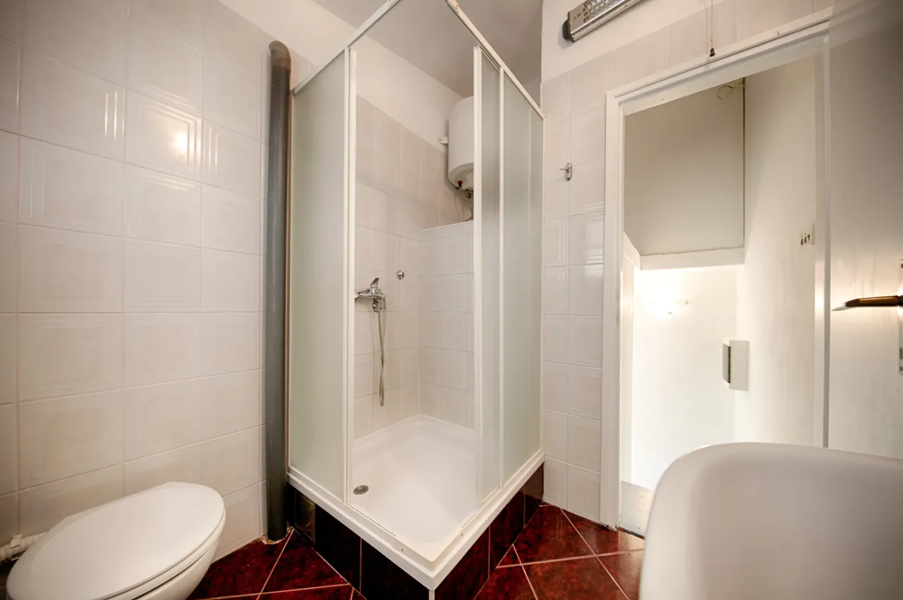 Bathroom with a shower, Nono Andre apartment, Komiža