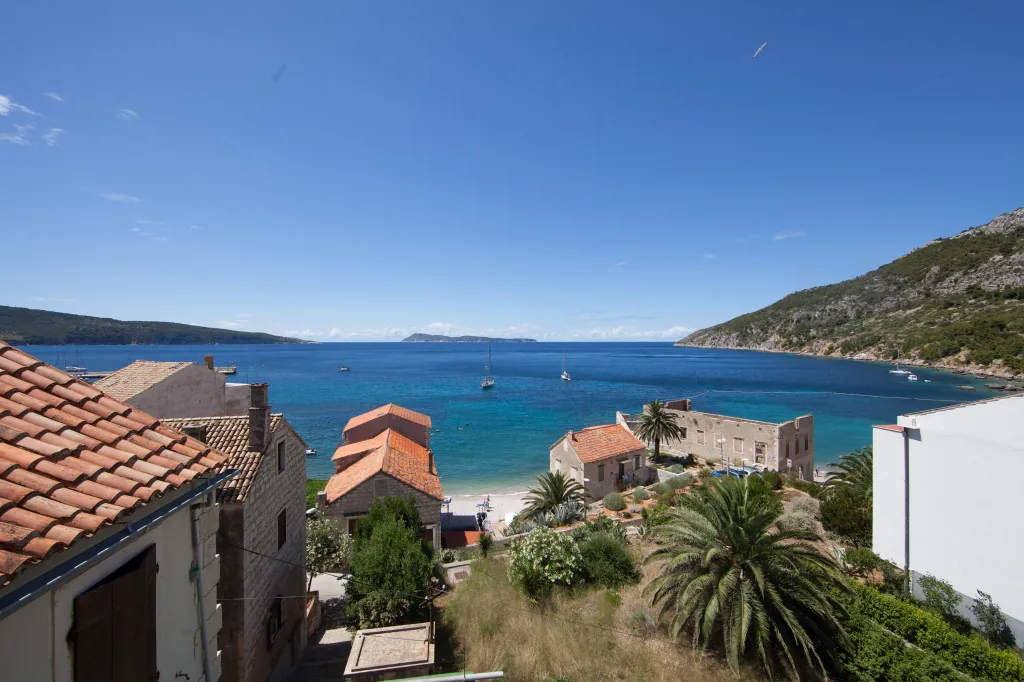Over the roofs to the bay, Nono Andre apartment, Komiža