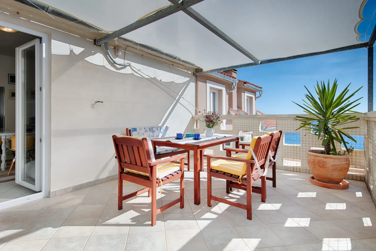 The terrace with its table and chairs, Nono Andre apartment, Komiža