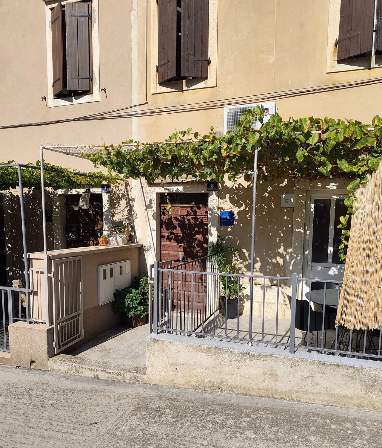 The entrance from the street, under the vine, Nono Andre apartment, Komiža