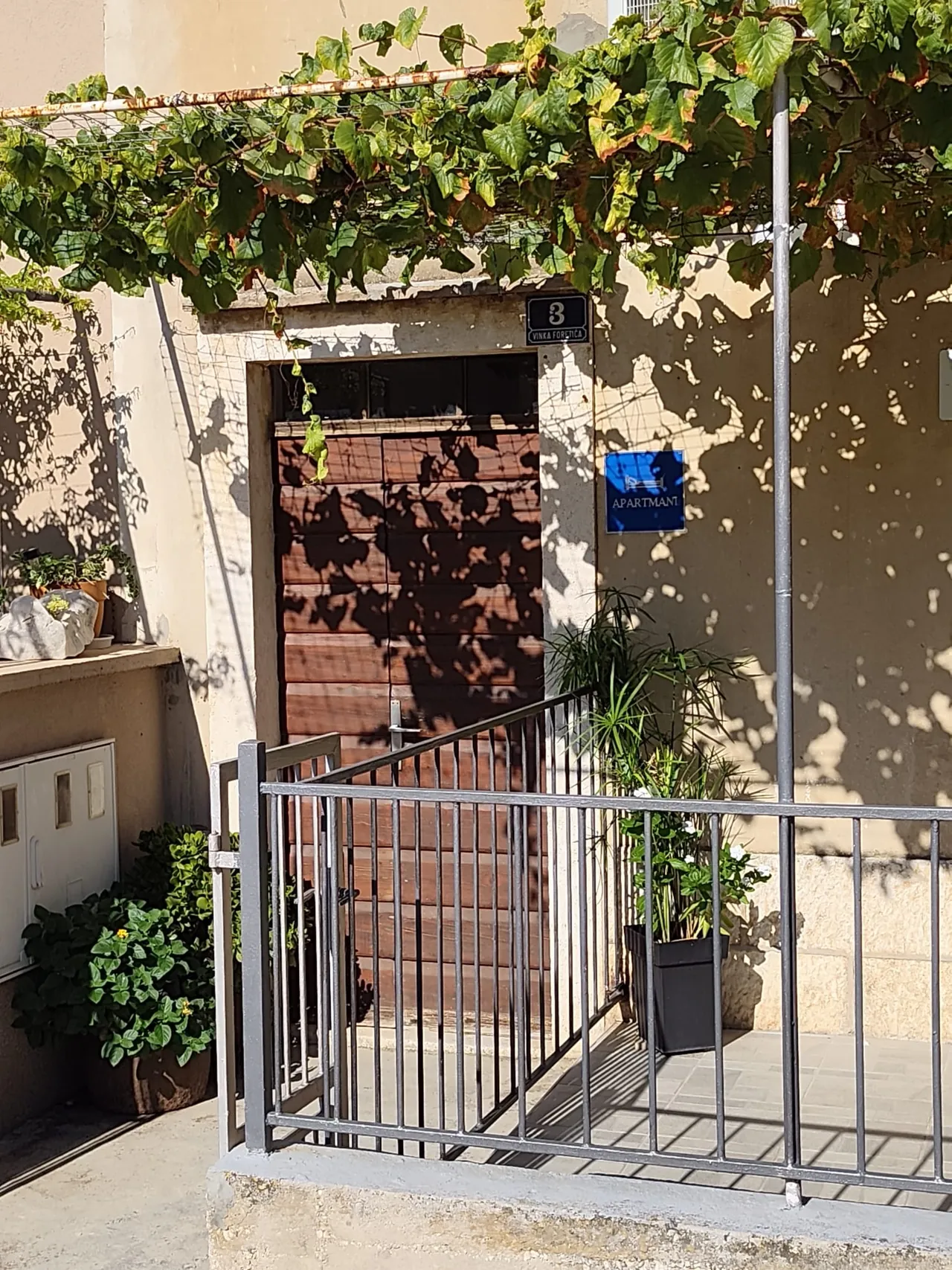 Vinka Foretića 3: vrata pod lozom, apartman Nono Andre, Komiža