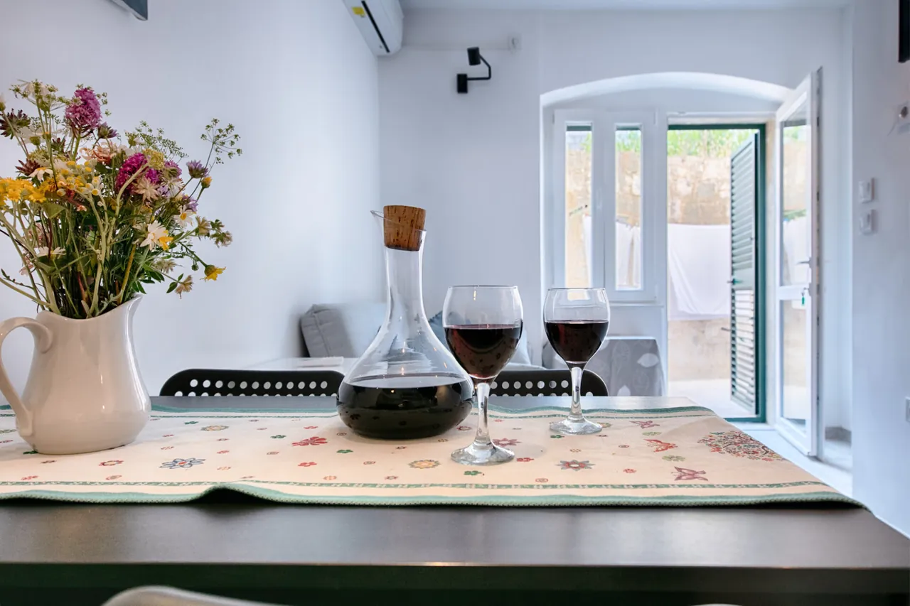 Flowers and wine on the table, Nono Miho apartment, Komiža