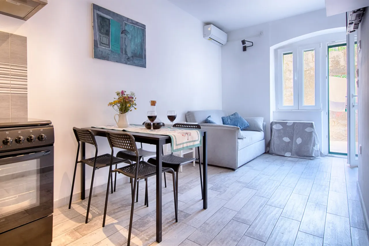 Living space and the glass door to the courtyard, Nono Miho apartment, Komiža