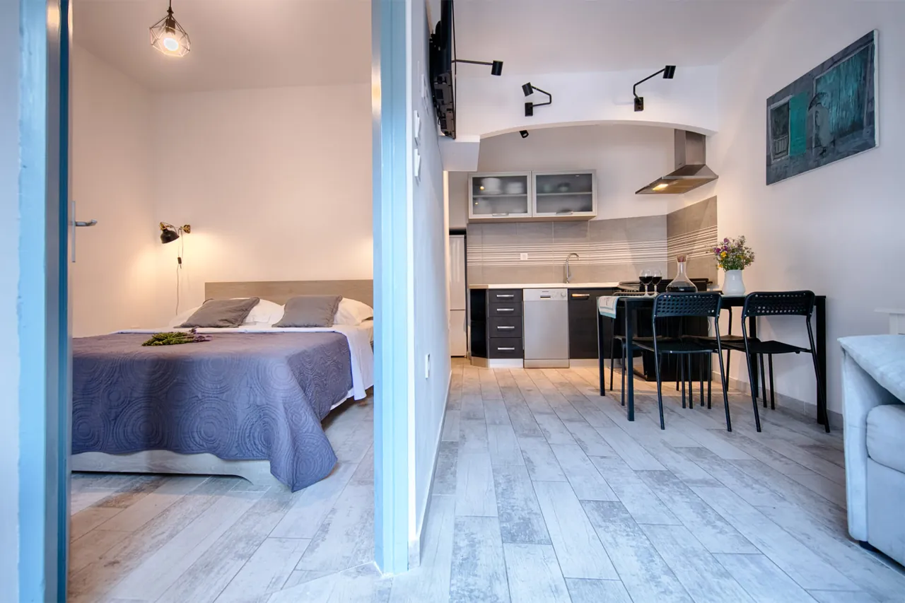 Pogled kroz vrata: spavaća soba i kuhinja, apartman Nono Miho, Komiža
