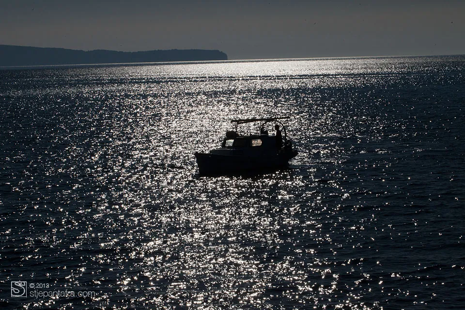 Una barchetta sul mare scintillante