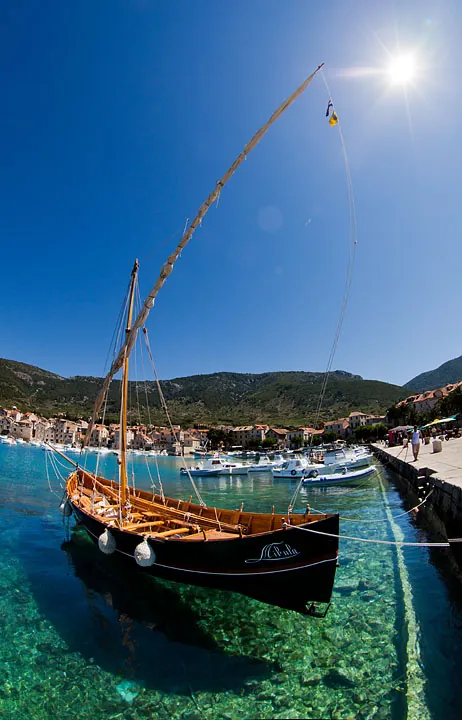 Una barca di legno nell’acqua limpida