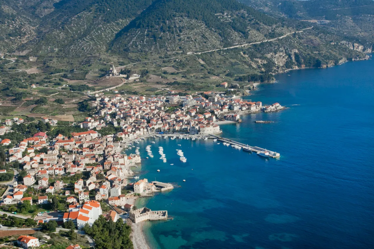 Comisa dall’alto: il paese, il porto e la baia