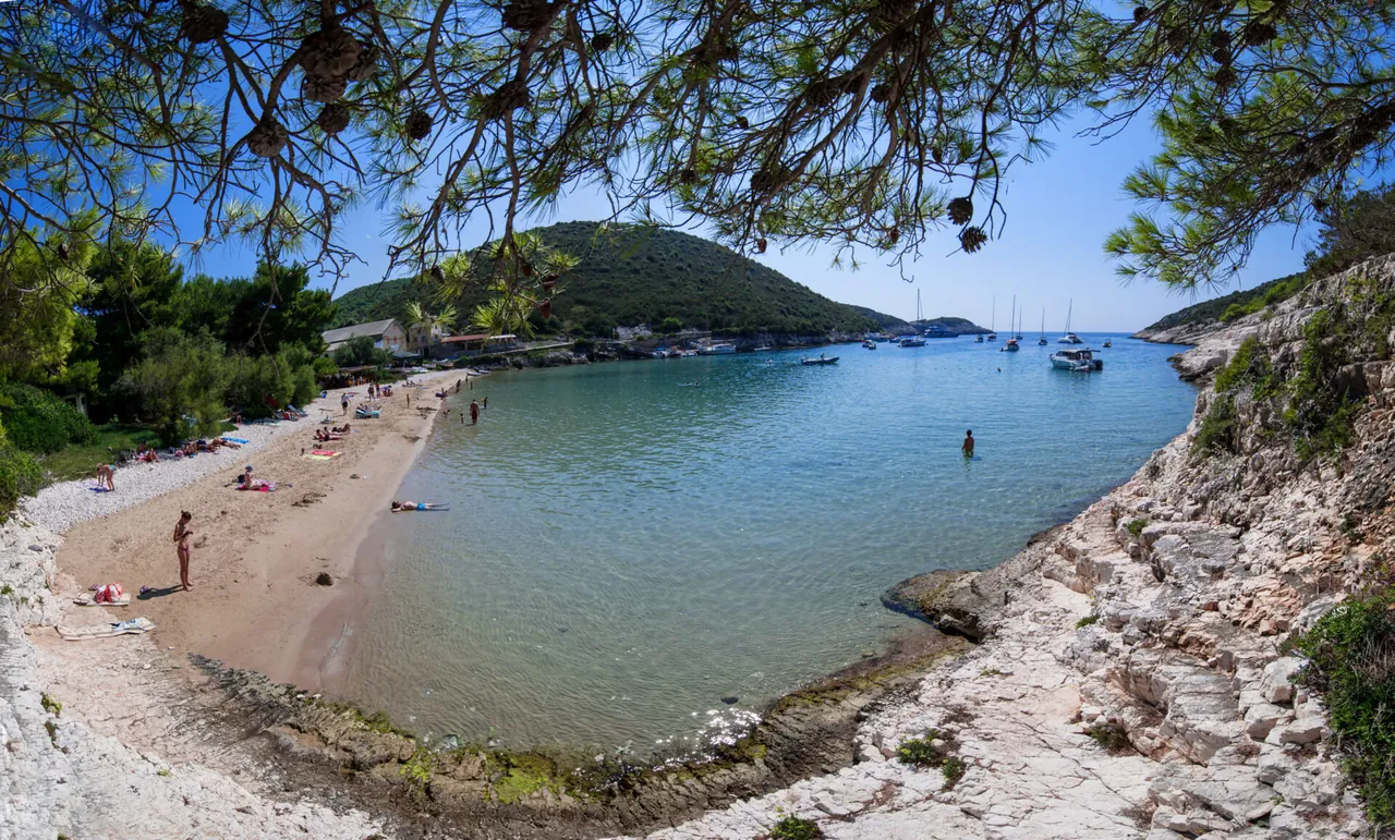 Mala uvala s plažom i bistrim morem pod borovima