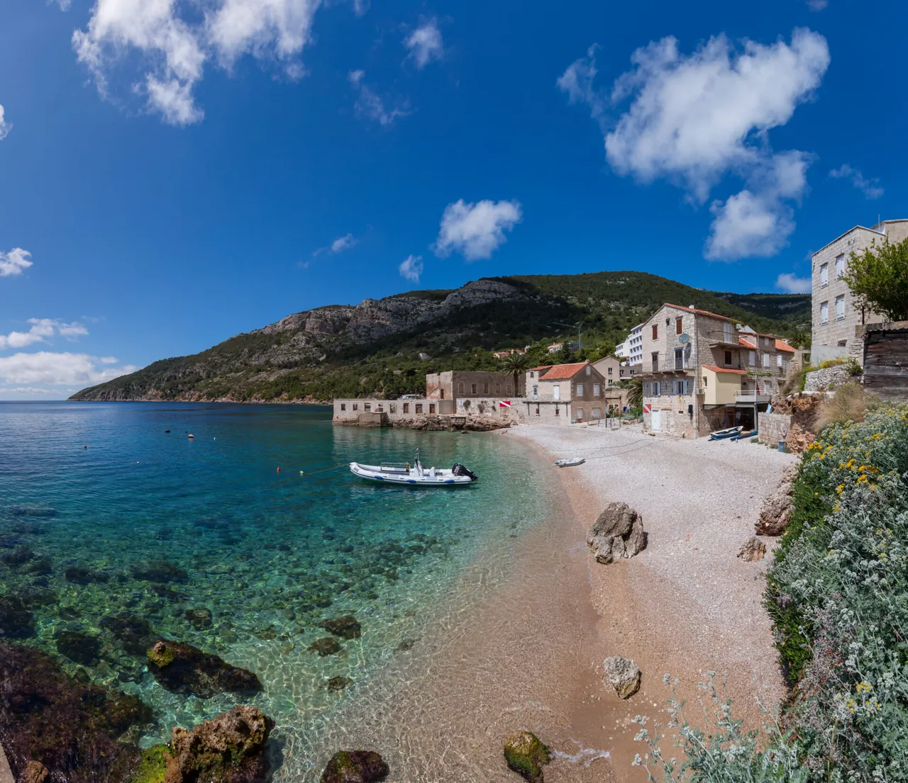Spiaggia di ciottoli e acqua limpida turchese