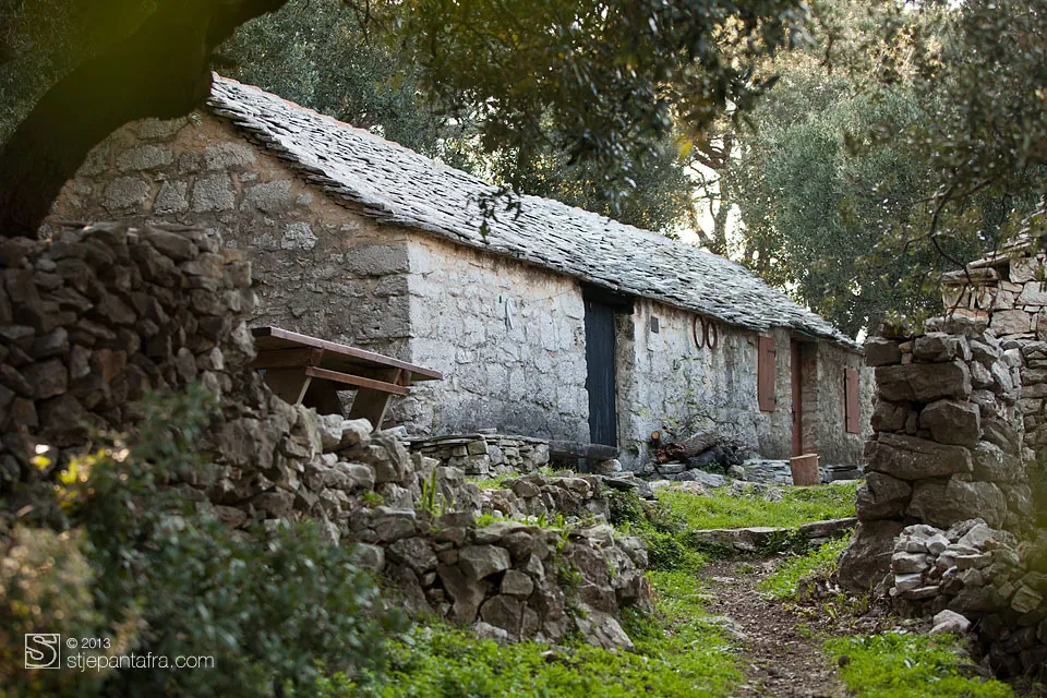 Stara kamena kuća s kamenim krovom