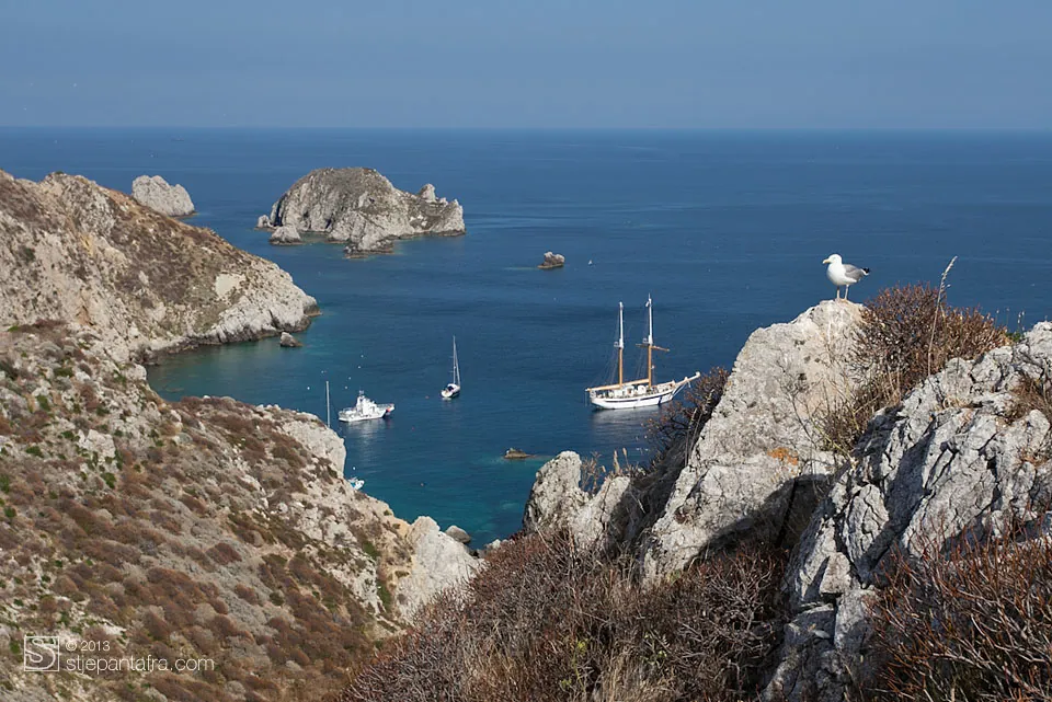 Stjenoviti otočići i usidreni brodovi