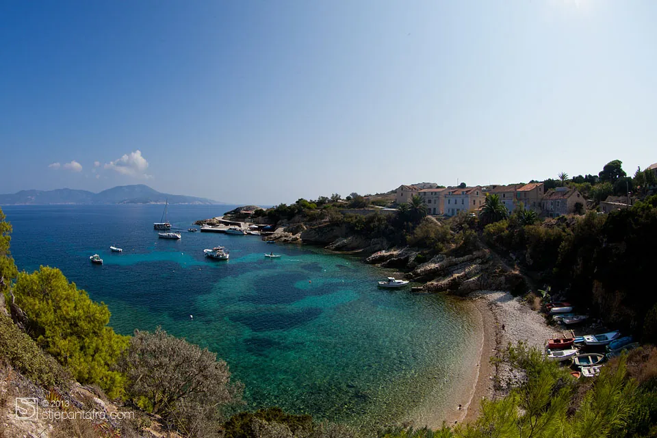 Uvala s plažom, pogled s brda
