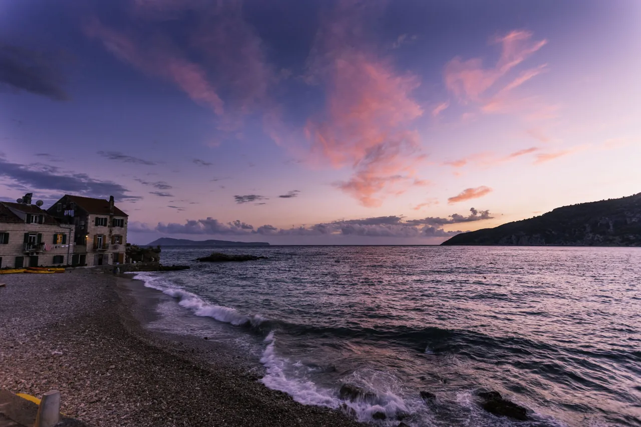 Zalazak sunca nad morem, viđen sa šljunčane plaže